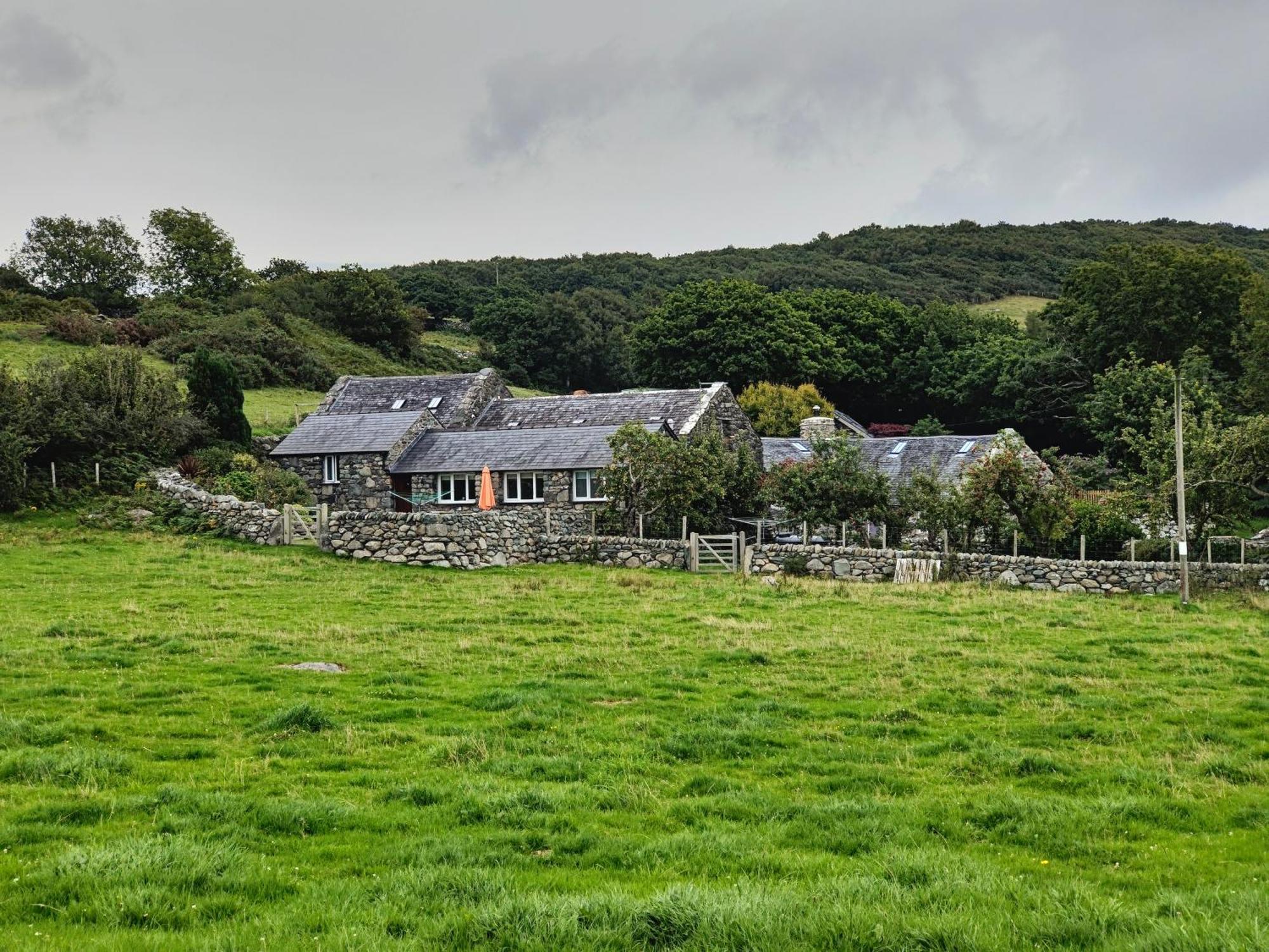 Ty Gwennol Near Gilfach Goch Lägenhet Llanbedr  Exteriör bild